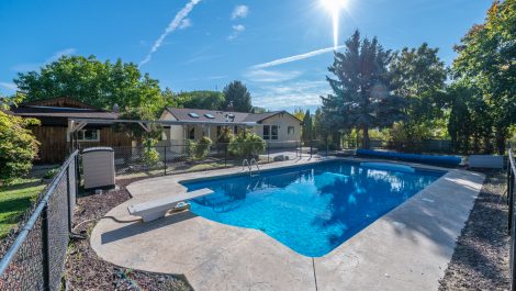 10208 Haddrell Ave – Summerland